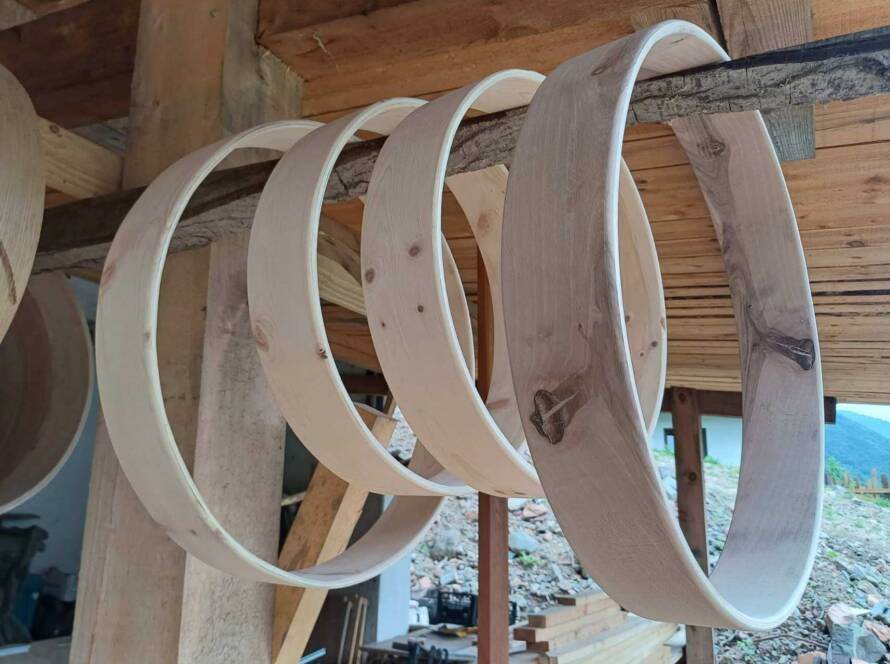 Handgebogene Trommelrahmen aus hellem Holz – bereit für Schamanentrommeln und Klanginstrumente