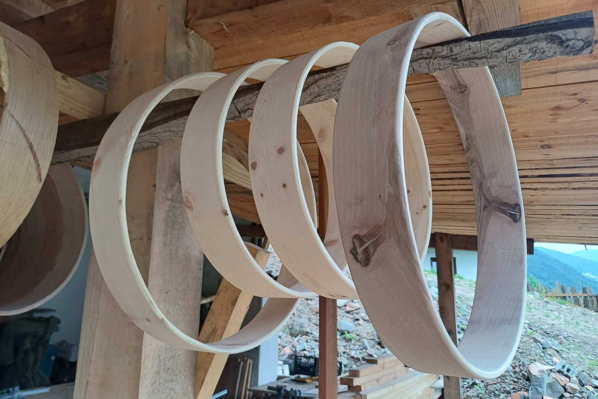 Handgebogene Trommelrahmen aus hellem Holz – bereit für Schamanentrommeln und Klanginstrumente