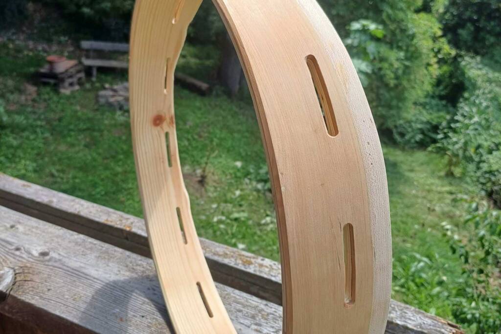 Holzrahmen vorbereitet für den Bau hochwertiger Rahmentrommeln.