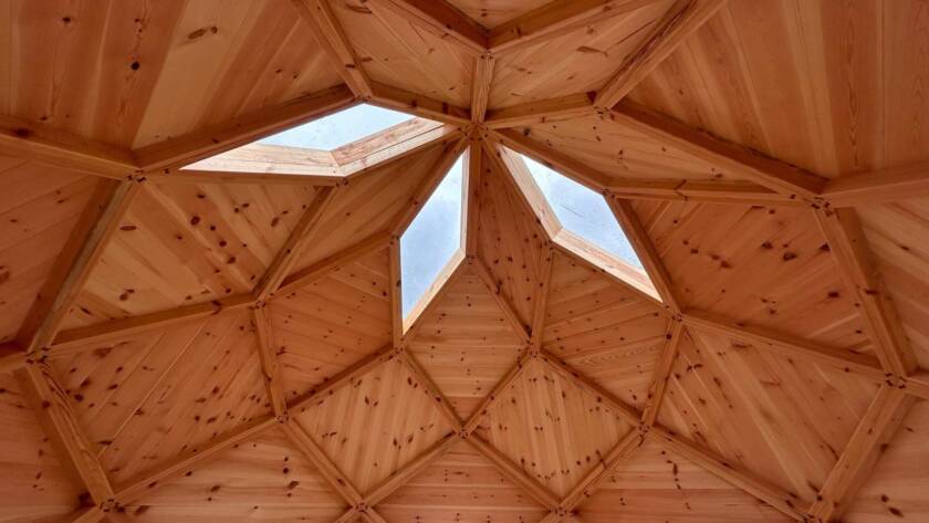 Innenansicht einer geodätischen Kuppel aus Holz mit präziser, heiliger Geometrie – gefertigt in Südtirol