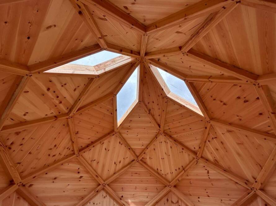 Innenansicht einer geodätischen Kuppel aus Holz mit präziser, heiliger Geometrie – gefertigt in Südtirol