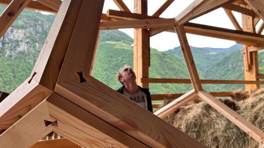 Konstruktion einer Geodome Sauna von Holzspirit Südtirol