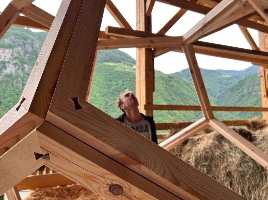 Konstruktion einer Geodome Sauna von Holzspirit Südtirol