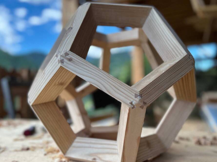 Handgefertigter Dodekaeder aus Holz – platonischer Körper zur Raumgestaltung oder spirituellen Nutzung