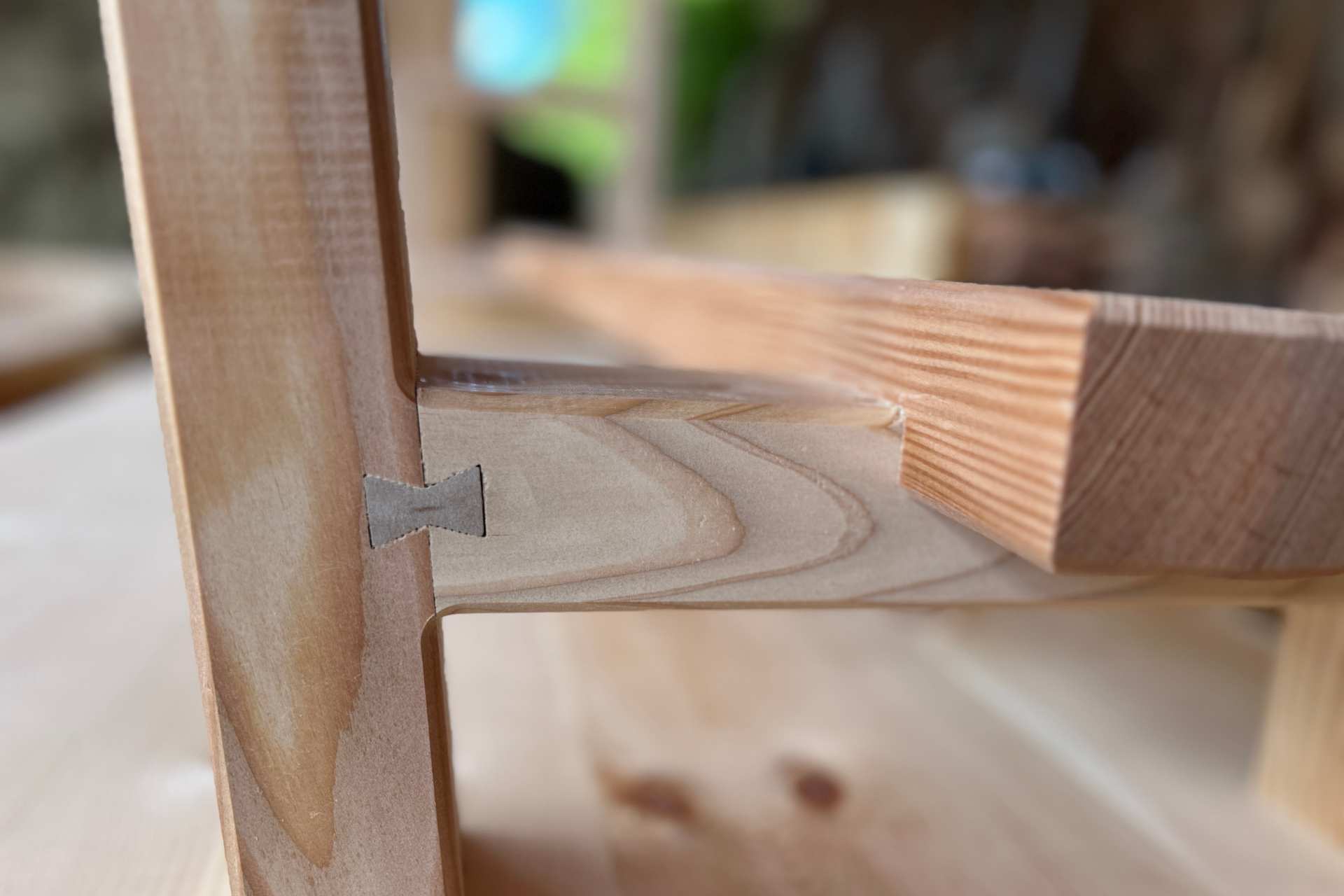 Präzise Holzverbindung mit Butterfly-Element – traditionelle Handwerkskunst sichtbar gemacht