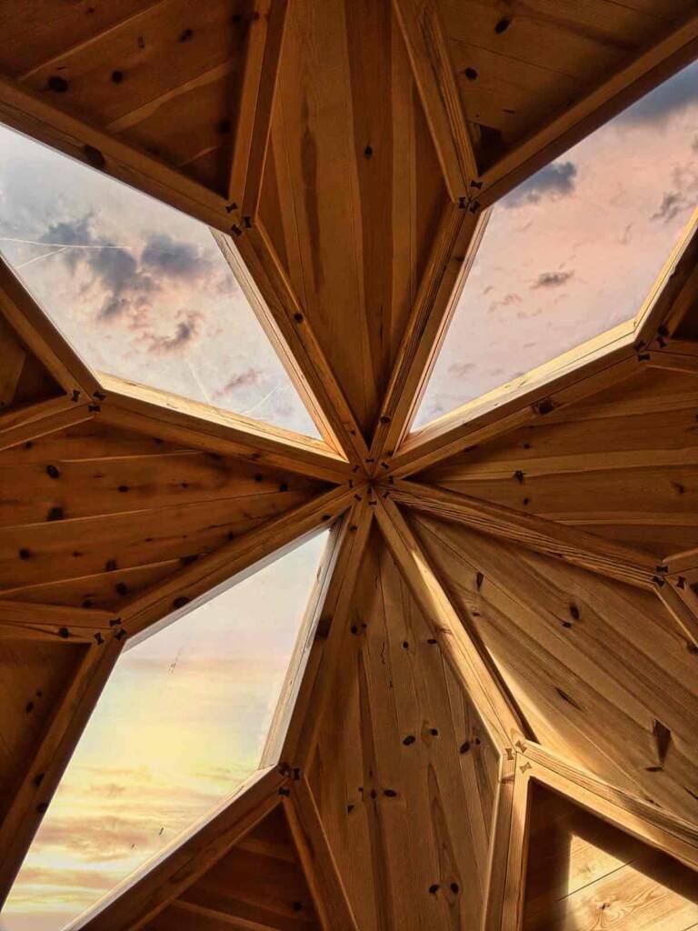 Spieldome für Kinder von Holzspirit Südtirol Dachfenster