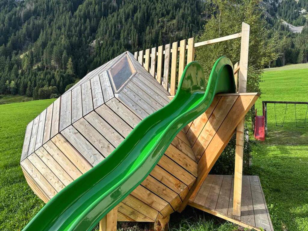 Spieldome für Kinder von Holzspirit Südtirol mit Rutsche von Progart