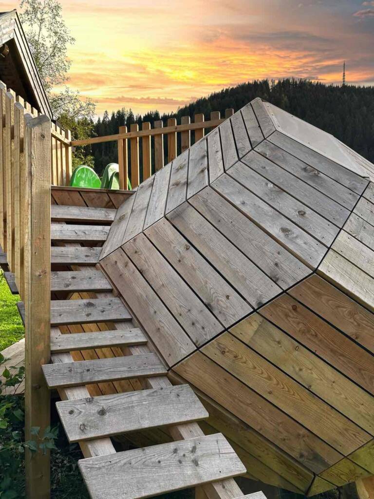 Spieldome für Kinder von Holzspirit Südtirol Außentreppe