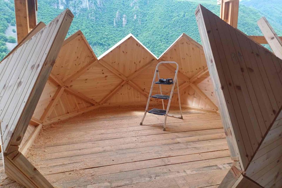 Aufbau einer Holzkuppel in Südtirol